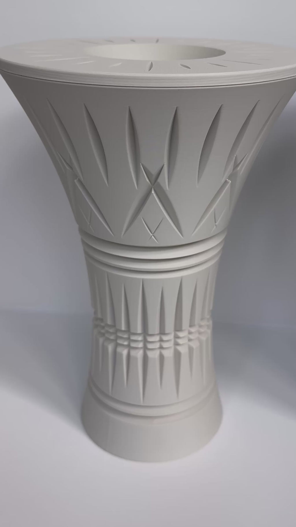 Video showcasing the Signature Collection Sculptural Bouquet Vase in Bone White, Onyx Shimmer, and Warm Bronze finishes.